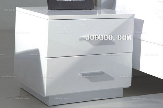 白色床頭柜