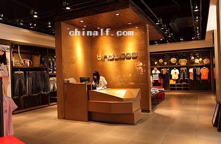 彬伊奴形象店面